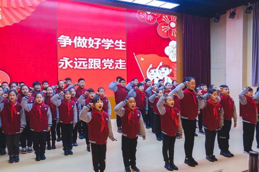 跟女人来往，她不抗拒哪些“动作”，就等于是在向你“示爱”？游戏画面
